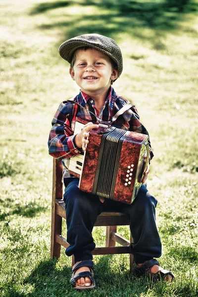 Feliz niño jugando acordeón en verano — Foto de Stock