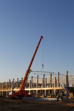  Sanayi bölgesinde çalışanlar. Turna yapımı çelik..