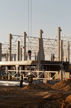  Vinç çelik yapımı. Sanayi bölgesinde çalışanlar.