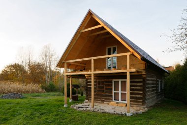 Balkon ve tavan arası ile ahşap ev tadilatı. Eski ev inşaatının yeniden inşası