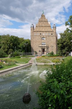 TORUN, POLAND - 07 Ağustos 2021: Nicolaus Kopernik Üniversitesi 'nin Maksimum Koleji, başlangıçta Reichsbank' ın yerel yan kuruluşu, sonra da Polonya Merkez Bankası 'nın yerel yan kuruluşu,