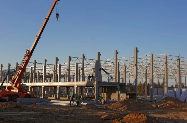 Industriebaustelle Kran Baut Stahlkonstruktion — Stockfoto