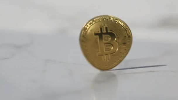 Bitcoin Symbool Roteren Marmeren Tafel Btc Gouden Geld Draaien Rond — Stockvideo