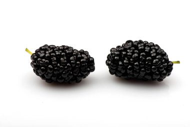 Beyaz arka planda yaprak izole edilmiş dut üzümü