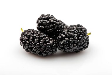 Beyaz arka planda yaprak izole edilmiş dut üzümü