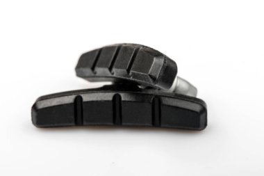 Beyaz arka plan üzerinde izole kompozit malzemeden yerine Bisiklet v-fren balataları