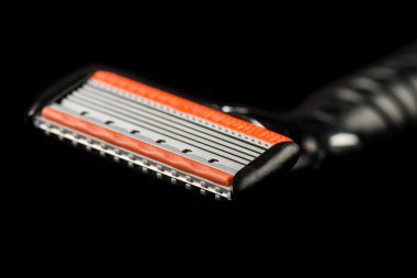 Traş jileti izole edilmiş. Traş makinesi. Yakından.