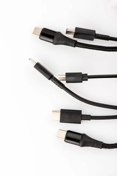 白色背景的黑色Usb电缆 Usb和Usb微型电缆连接器的特写 接缝电缆或接缝线或接缝线 — 图库照片