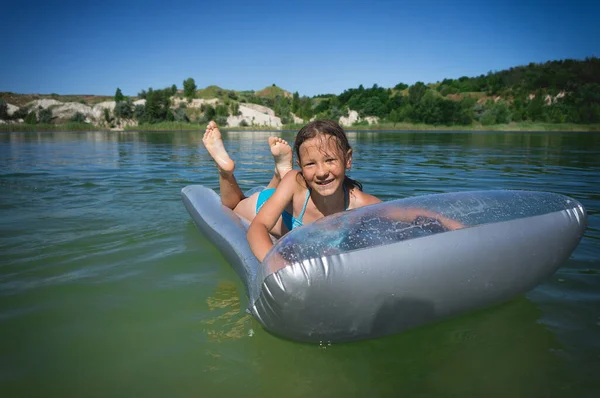 Uma Menina Fofa Maiô Nada Colchão Inflável Lago Carreira Azul — Fotografia de Stock