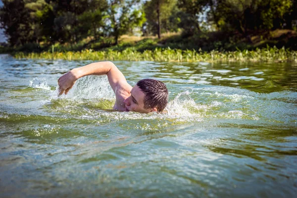 Jongeman Die Rivier Zwemt — Stockfoto