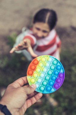 Küçük tatlı bir kız babasından silikon bir oyuncak antidepresan almaya çalışıyor.