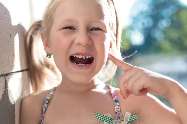 Niña Señala Con Dedo Diente Bebé Tambaleante — Foto de Stock