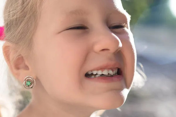 Retrato Uma Menina Com Dente Leite Estendido — Fotografia de Stock