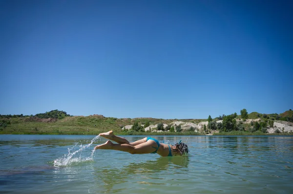 Een Klein Schattig Meisje Een Badpak Springt Het Blauwe Water — Stockfoto