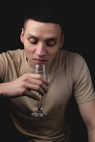 Beau Jeune Homme Avec Une Coupe Champagne Sur Fond Noir — Photo