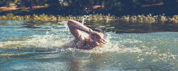 Jongeman Die Rivier Zwemt — Stockfoto