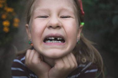 Diş hekimi olan ve tek dişi olmayan bir çocuk..