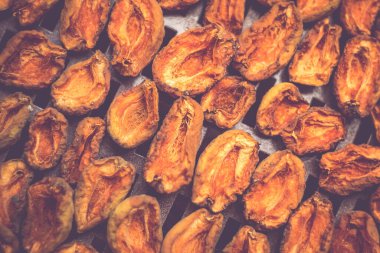 Ev yapımı kurutma makinesinde kurutulmuş meyve pişirme işlemi. Kışın depolama ve tüketim için meyve susuzluğunun aşaması. Bir sürü susuz kayısı..