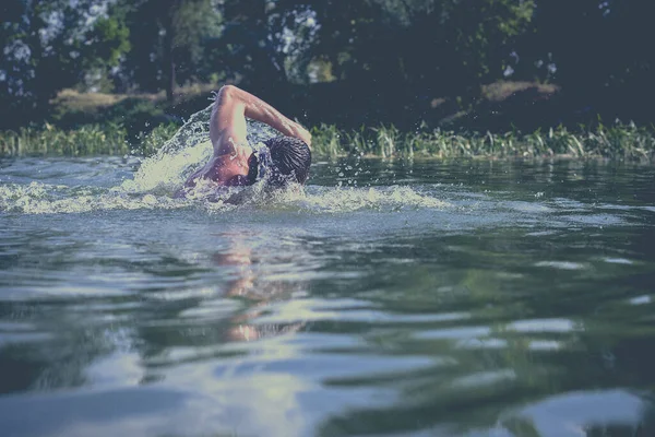 Giovane Che Nuota Nel Fiume — Foto Stock