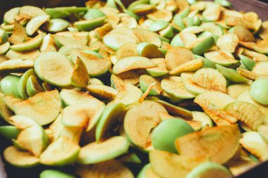 Ev yapımı kurutma makinesinde kurutulmuş meyve pişirme işlemi. Kışın depolama ve tüketim için meyve susuzluğunun aşaması. Bir sürü kurumuş elma..