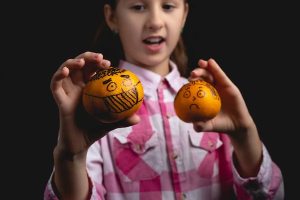 Kis Aranyos Lány Mandarinnal Pózol Stúdióban Fénykép Elszigetelt Fekete Háttérrel — Stock Fotó
