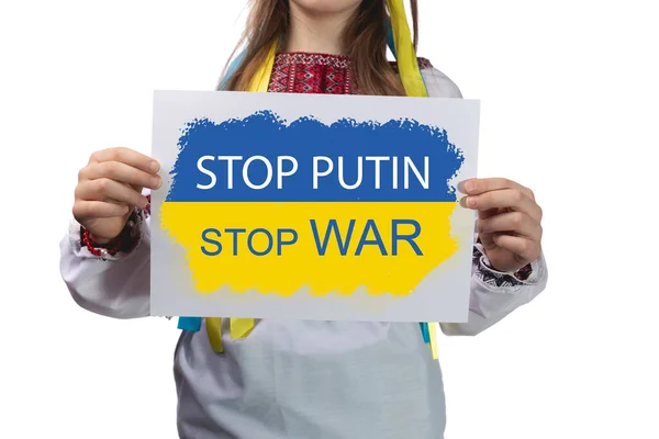 Маленькая Украинка Держит Руках Лист Бумаги Надписью Остановите Путинскую Войну — стоковое фото
