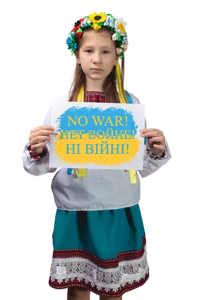 小さなウクライナの少女は 碑文と彼女の手の中に紙の作品を保持しています 戦争にノー ロシア語 ウクライナ語で 白い背景のスタジオ写真 — ストック写真