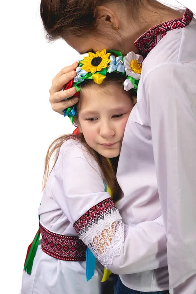 Die Mutter Umarmt Das Kind Mit Tränen Den Augen Ein — Stockfoto