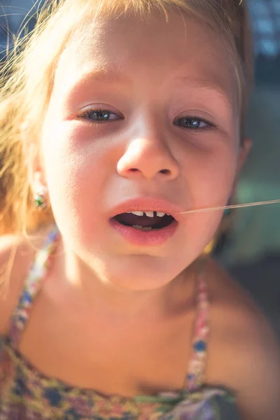 Process Removing Baby Tooth Using Thread — Stock Photo, Image