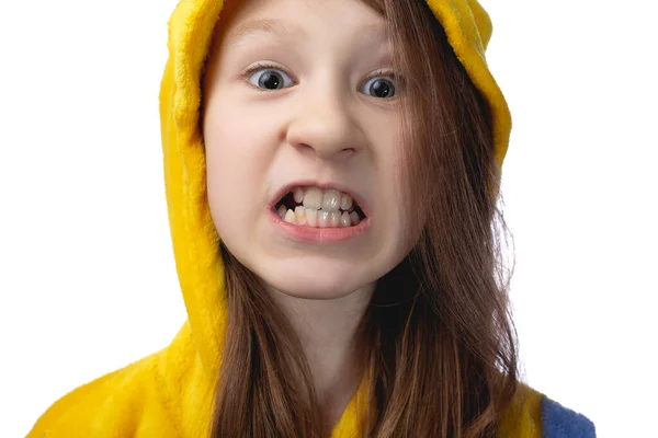 Nettes Kleines Mädchen Jahre Alt Posiert Gelben Pyjamas Das Kind lizenzfreie Stockfotos