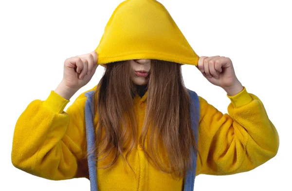 Маленька Мила Весела Дівчинка Років Позує Жовтих Піжамах Студійне Фото — стокове фото