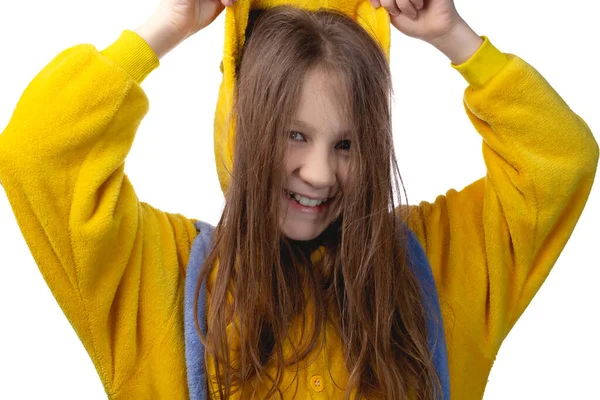 Little Cute Wesoły Dziewczyna Lat Pozowanie Żółtej Piżamie Studio Zdjęcie — Zdjęcie stockowe