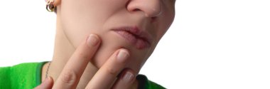 Herpes virüsü. 30 yaşındaki bir kadının dudaklarında uçuk hastalığı. Bulaşıcı virüs. Dudaklardaki uçuk belirtilerinin yakın plan görüntüsü. Stüdyo fotoğrafı beyaz arkaplanda izole edildi