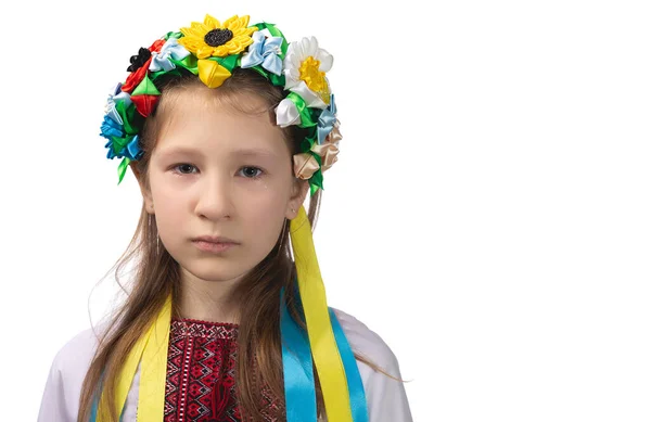 一个泪眼朦胧的乌克兰小女孩的画像 穿着民族服装的孩子 白色背景的演播室照片 — 图库照片
