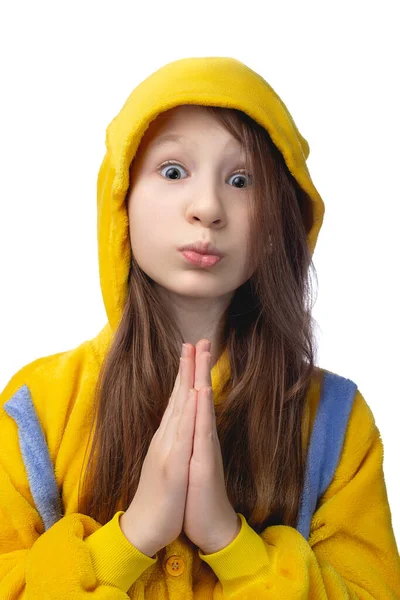 Kleine Süße Fröhliche Mädchen Jahre Alt Posiert Gelben Pyjamas Studiofoto lizenzfreie Stockfotos