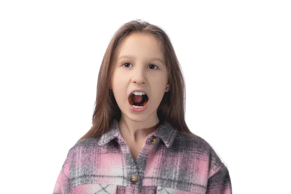 Şirin Küçük Bir Kız Ağzında Ortodontik Bir Alet Gösteriyor Çocuklukta — Stok fotoğraf