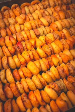 Ev yapımı kurutma makinesinde kurutulmuş meyve pişirme işlemi. Kışın depolama ve tüketim için meyve susuzluğunun aşaması. Bir sürü susuz kayısı..