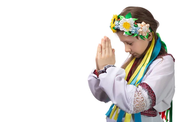 涙の目をしたウクライナの民族衣装を着た少女が彼女の前で手を折り ウクライナでの戦争の終わりを祈ります 白い背景のスタジオ写真 — ストック写真