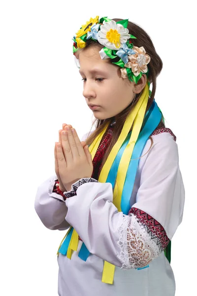 涙の目をしたウクライナの民族衣装を着た少女が彼女の前で手を折り ウクライナでの戦争の終わりを祈ります 白い背景のスタジオ写真 — ストック写真
