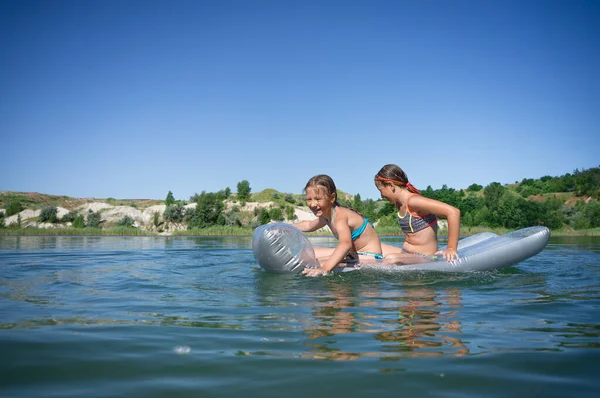 Dwie Małe Słodkie Dziewczyny Strojach Kąpielowych Pływają Dmuchanym Materacu Niebieskim — Zdjęcie stockowe