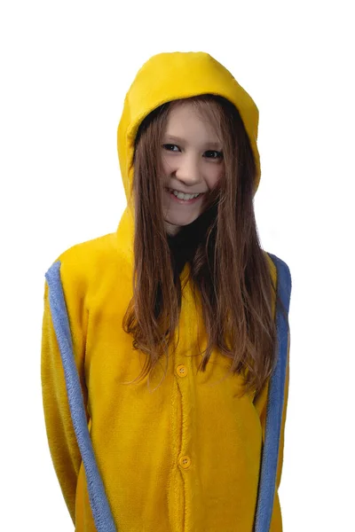 10岁的小女孩穿着黄色睡衣摆出一副可爱的笑脸 白色背景的演播室照片 — 图库照片