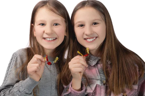 Duas Meninas Bonitos Brincando Posar Com Aparelhos Ortodônticos Suas Mãos — Fotografia de Stock