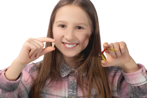 Uma Menina Bonita Está Segurando Seu Dente Molar Uma Mão — Fotografia de Stock
