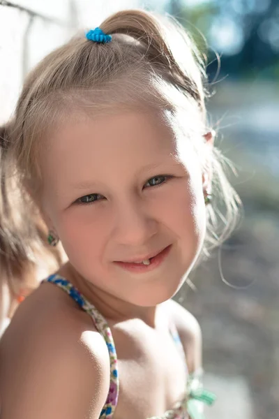 Retrato Uma Menina Com Dente Leite Oscilante — Fotografia de Stock