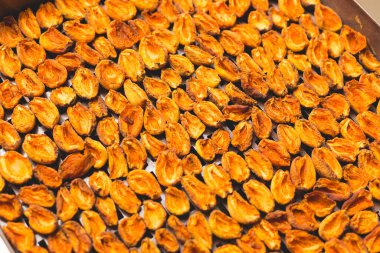 Ev yapımı kurutma makinesinde kurutulmuş meyve pişirme işlemi. Kışın depolama ve tüketim için meyve susuzluğunun aşaması. Bir sürü susuz kayısı..