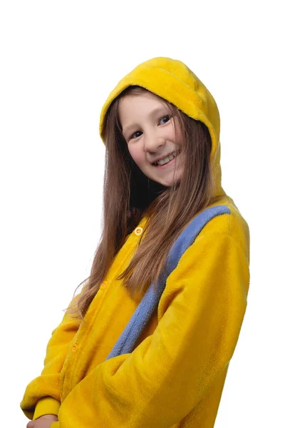 Egy Aranyos Vidám Éves Lány Sárga Pizsamában Pózol Stúdió Fotó — Stock Fotó