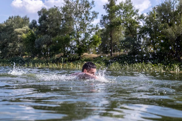 Jeune Homme Nageant Dans Rivière — Photo