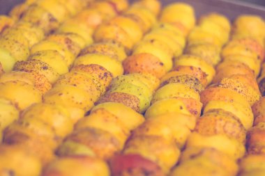 Ev yapımı kurutma makinesinde kurutulmuş meyve pişirme işlemi. Kışın depolama ve tüketim için meyve susuzluğunun aşaması. Bir sürü susuz kayısı..