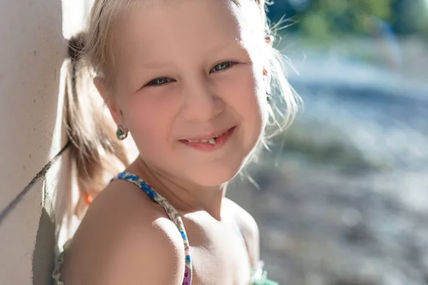 Retrato Uma Menina Com Dente Leite Oscilante — Fotografia de Stock