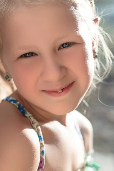 Retrato Uma Menina Com Dente Leite Oscilante — Fotografia de Stock